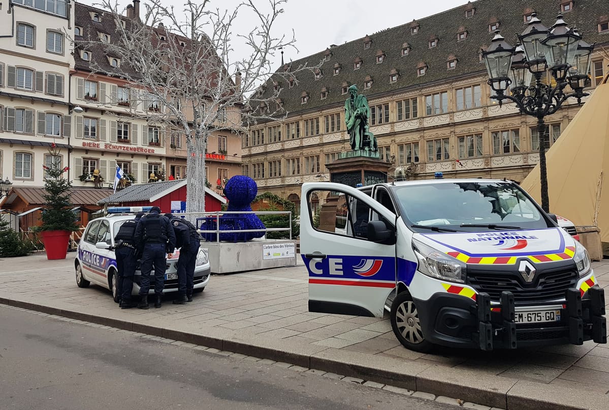 Poliisiautoja torilla.
