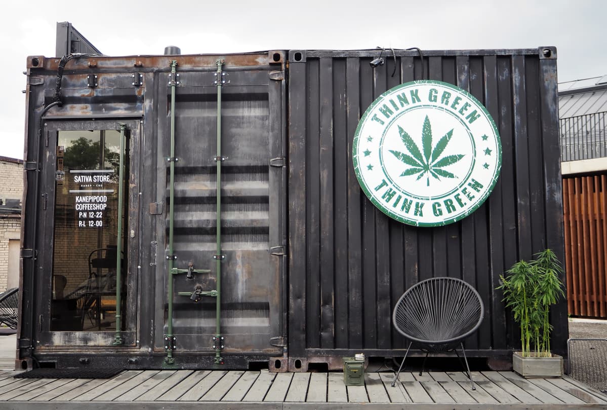 Sativa Storen konttikahvilassa tarjoillaan muun muassa kevytkannabisleivonnaisia ja -teetä.