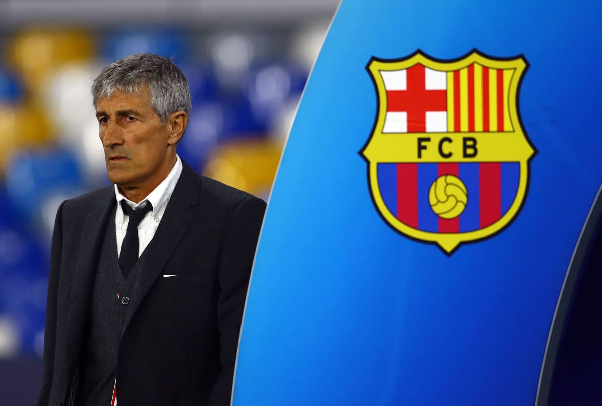 Quique Setien kentän laidalla.