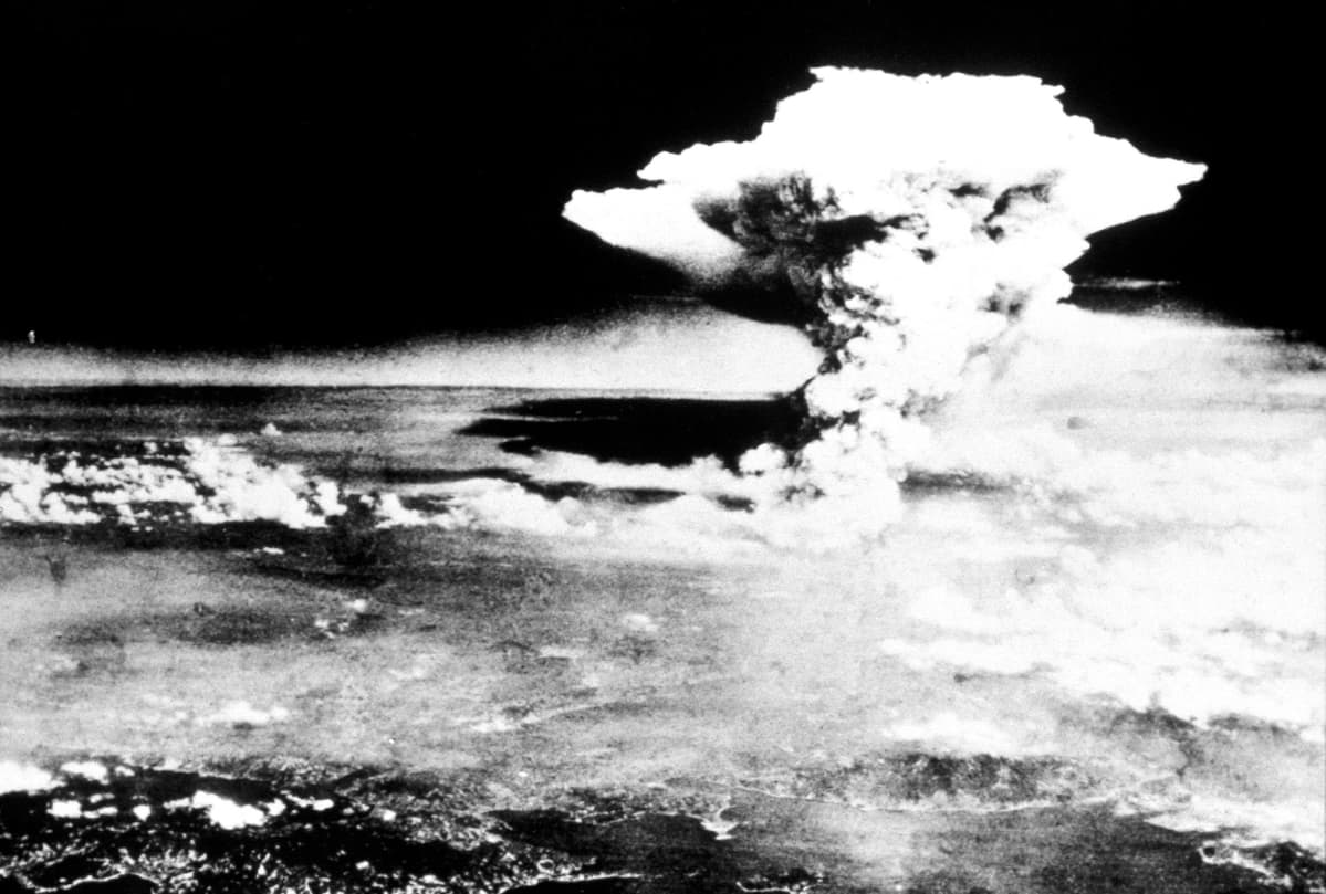 Ydinräjähdyksen pilvi Hiroshiman yllä 6. elokuuta 1945.