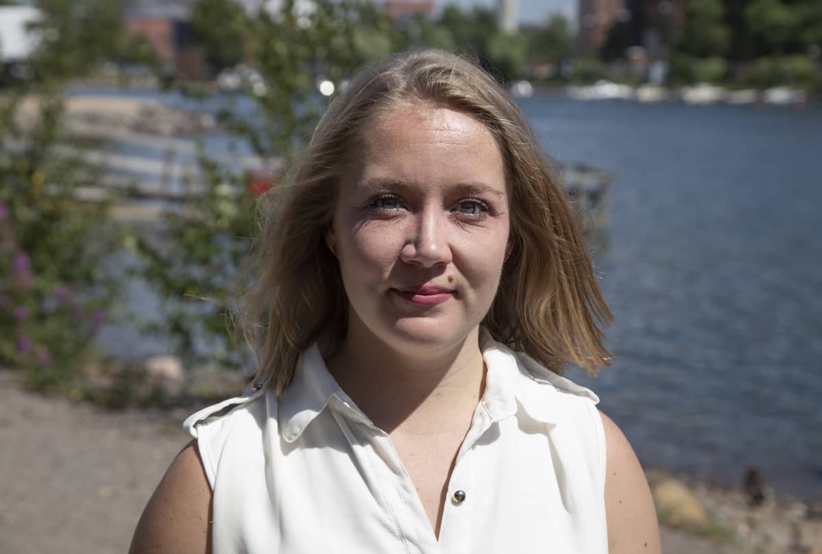 Epidemiologi Marissa Gripenberg katsoo suoraan kameraan. Tausta maisema epätarkkana.