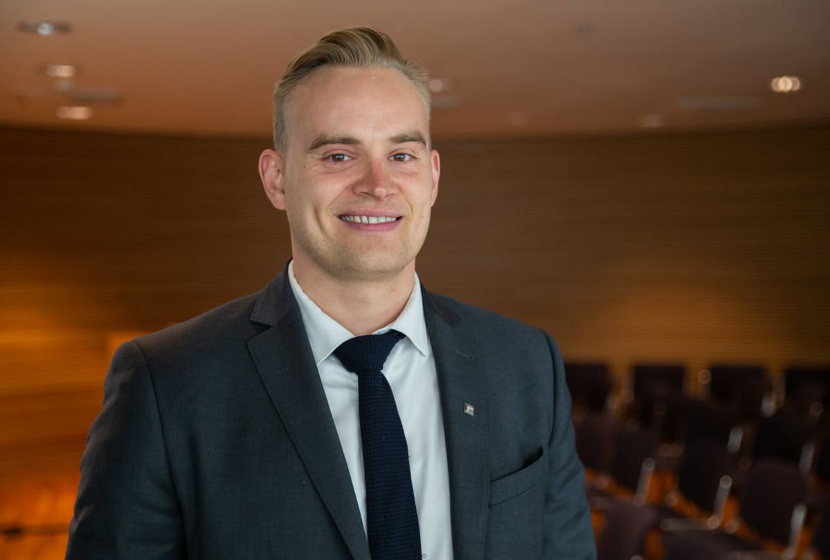 Vihreiden kansanedustaja Atte Harjanne Eduskunnan Pikkuparlamentissä.
