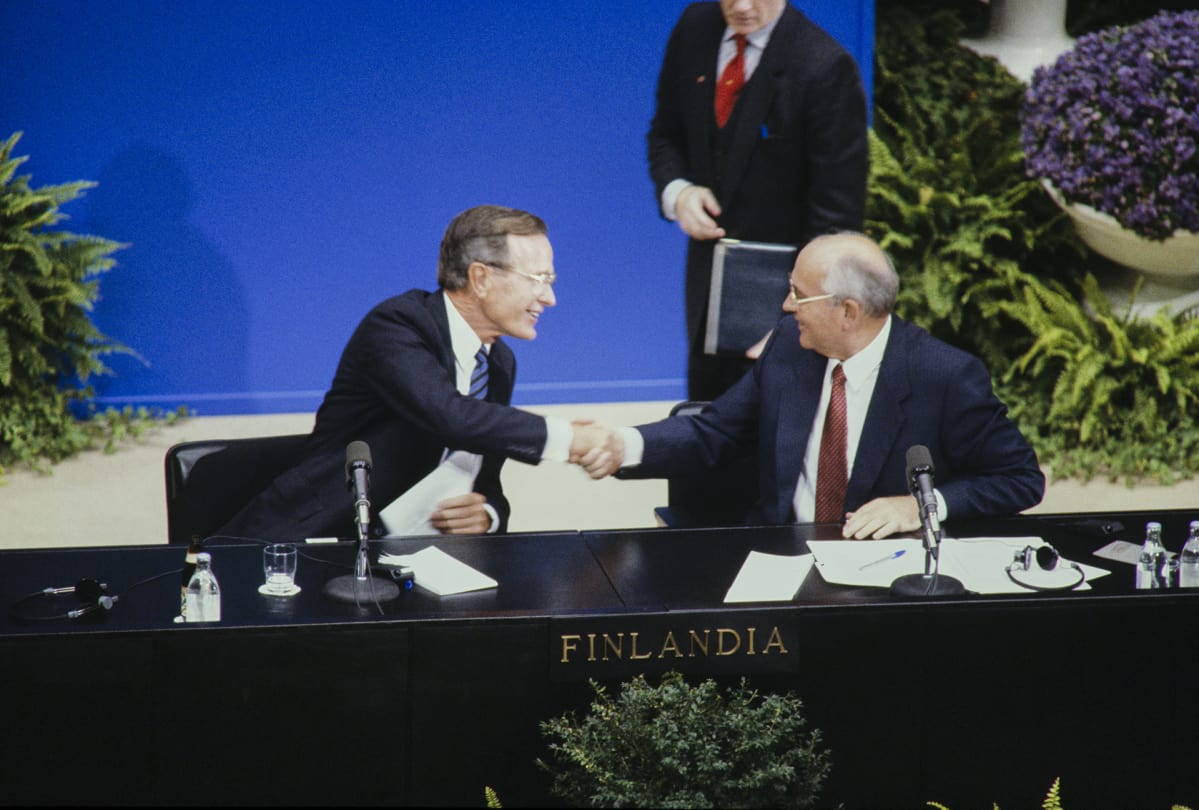 George Bush ja Mihail Gorbatshov vastaamassa tiedotusvälineiden kysymyksiin.