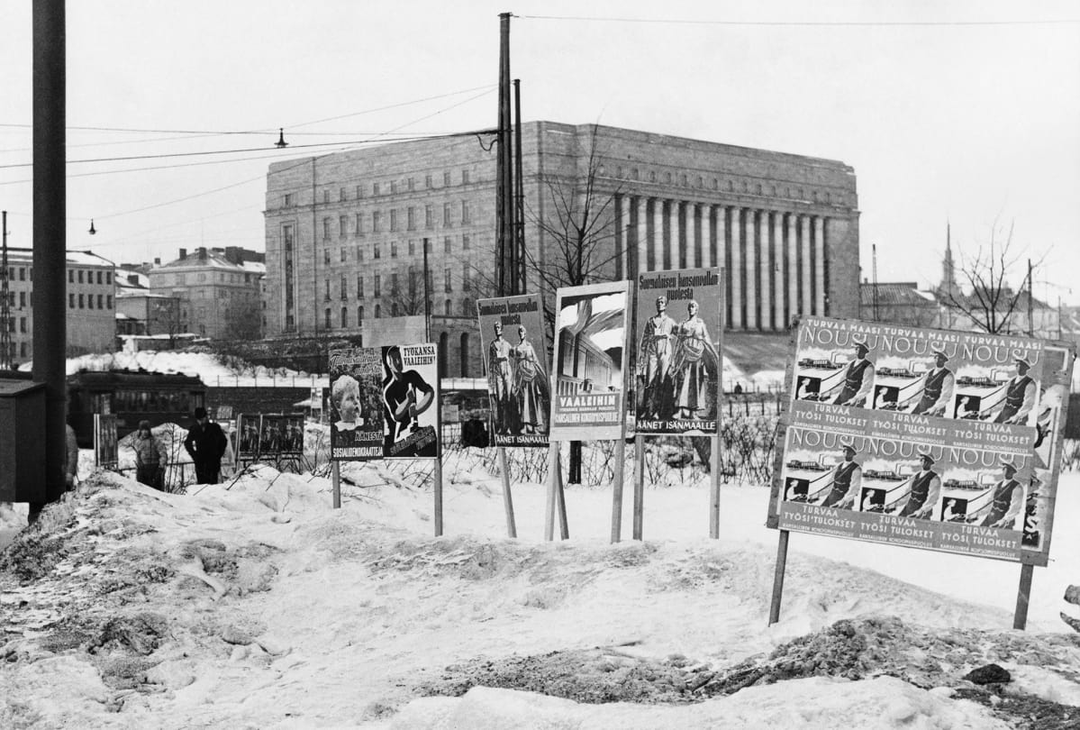 Kansallisen Kokoomuksen vaalijulisteita Helsingin keskustassa 1954