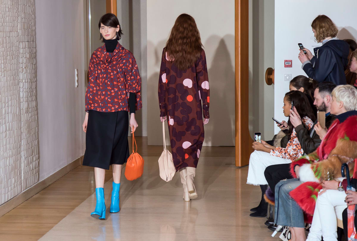 Marimekko esittelee asujaan Pariisissa.
