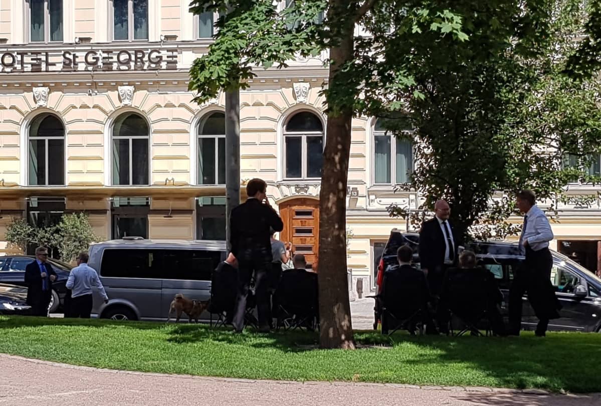 St.Georgen edustalla oli torstaina paljon mustiin pukeutuneita miehiä ja mustia autoja.