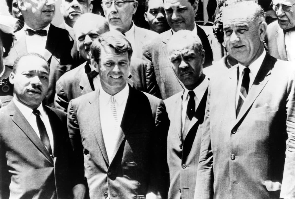 Martin Luther King, Robert Kennedy, Roy Wilkins, ja varapresidentti Lyndon Johnson seisovat kuvassa etualalla.