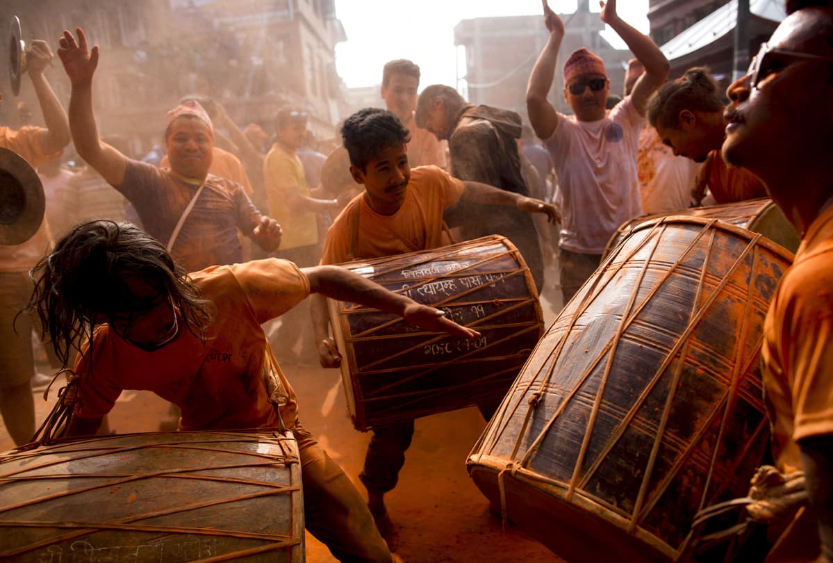 Nepalilaiset soittavat perinteistä musiikkia, tanssivat ja laulavat, sekä levittävät sinooperia Sindoor Jatra -festivaalien aikana Kathmandun laitamilla Nepalissa 15. huhtikuuta.