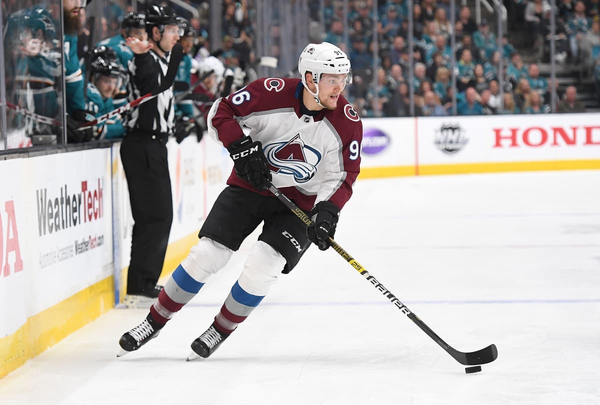 Mikko Rantanen kuljettaa kiekkoa.