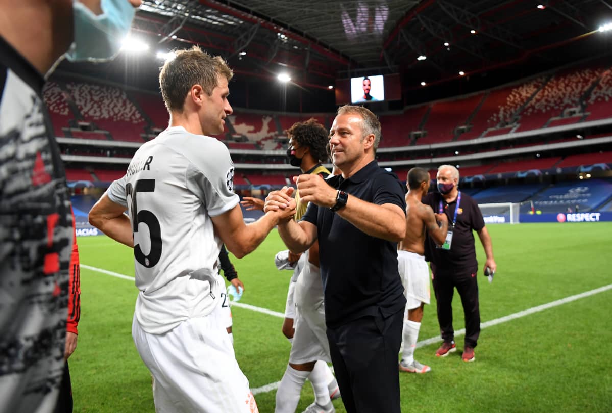 Bayernin Thomas Müller ja valmentaja Hansi Flick