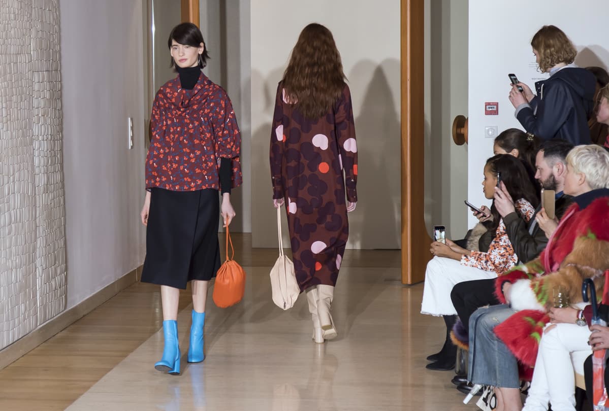 Marimekko esittelee asujaan Pariisissa.