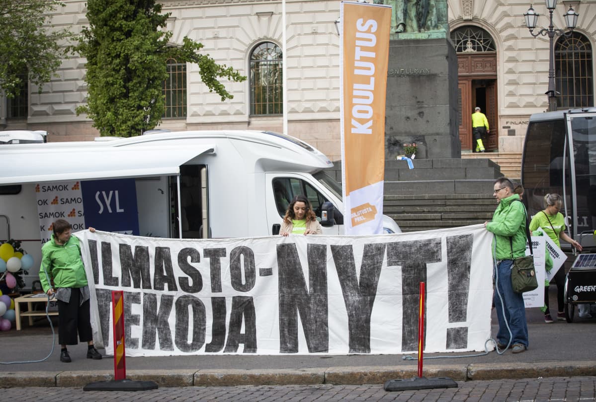 Greenpeacen mielenosoitus Säätytalon edessä.