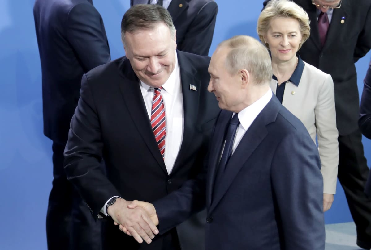 Yhdysvaltain ulkoministeri Mike Pompeo ja Venäjän presidentti Vladimir Putin kättelivät toisiaan Berliinin kokouksessa.