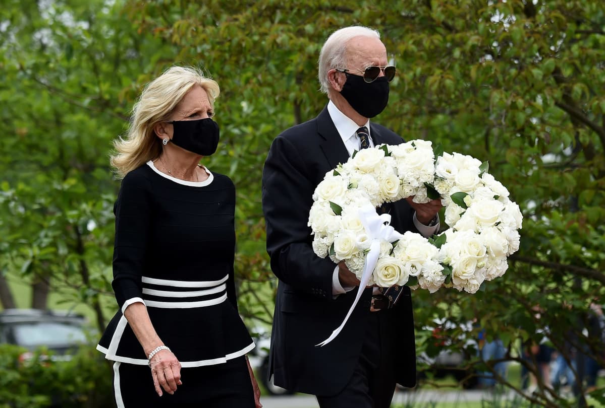 Joe ja Jill Biden kävivät laskemassa kaatuneiden muistopäivän seppeleen Wilmingtonissa, Delawaressa.