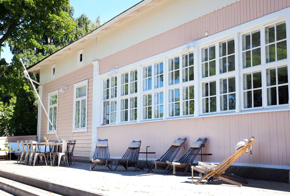 Naantalin Lill Kivirannan takapihan terassi, jossa aurinkotuoleja.