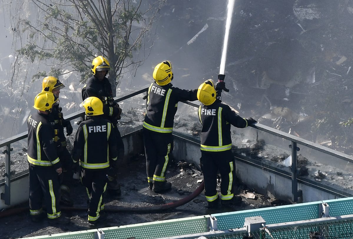 Palomiehet sammuttavat Grenfell Towerin paloa.