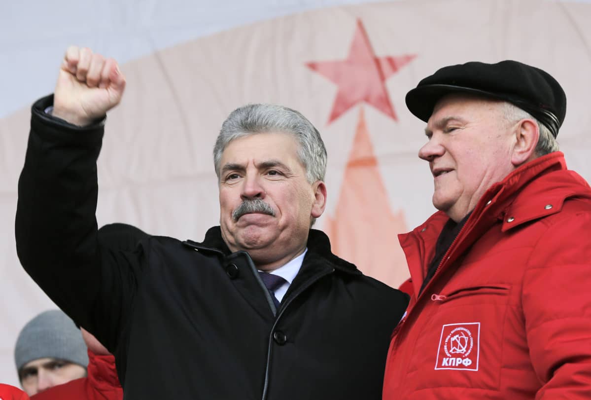 Kommunistisen puolueen ehdokas Pavel Grudinin (vas.) on yllättänyt suosiollaan.