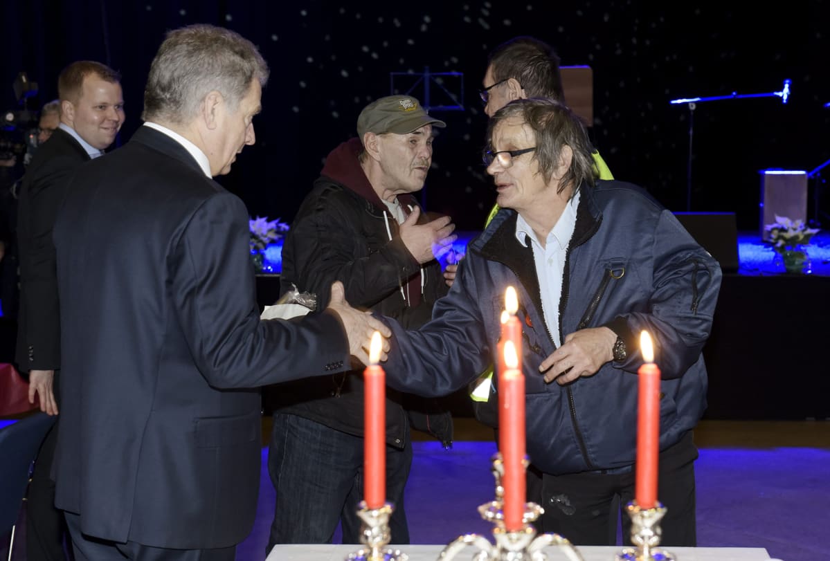 Tasavallan presidentti Sauli Niinistö tervehti Hurstin joulujuhlan vieraita.