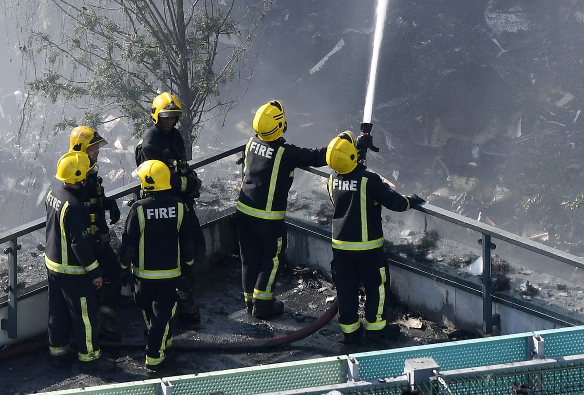 Palomiehet sammuttavat Grenfell Towerin paloa.