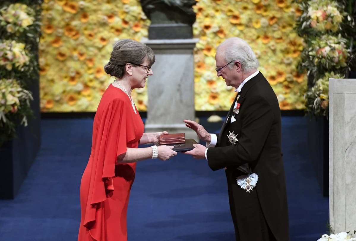 Fysiikan nobelisti Donna Strickland saa palkinnon Ruotsin kuningas Kaarle XVI Kustaalta.