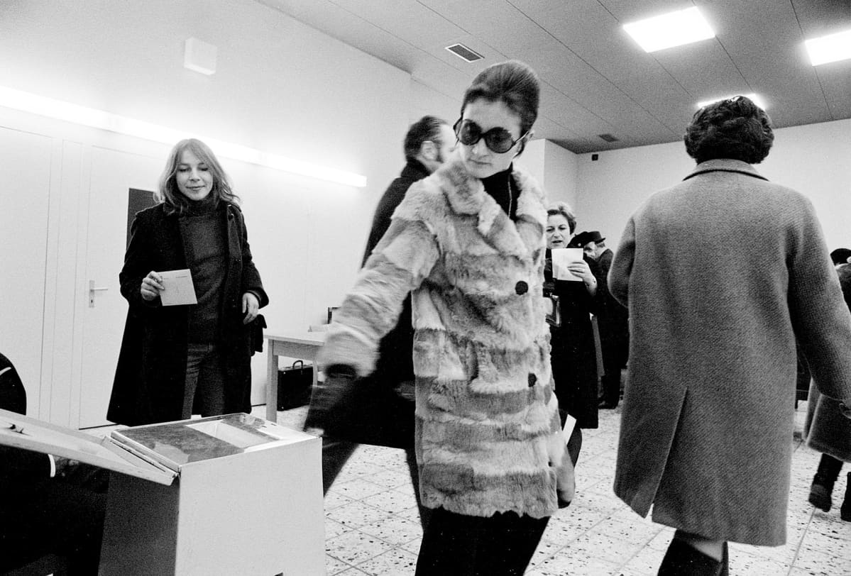 Nainen äänestää Sveitsissä vuonna 1971.