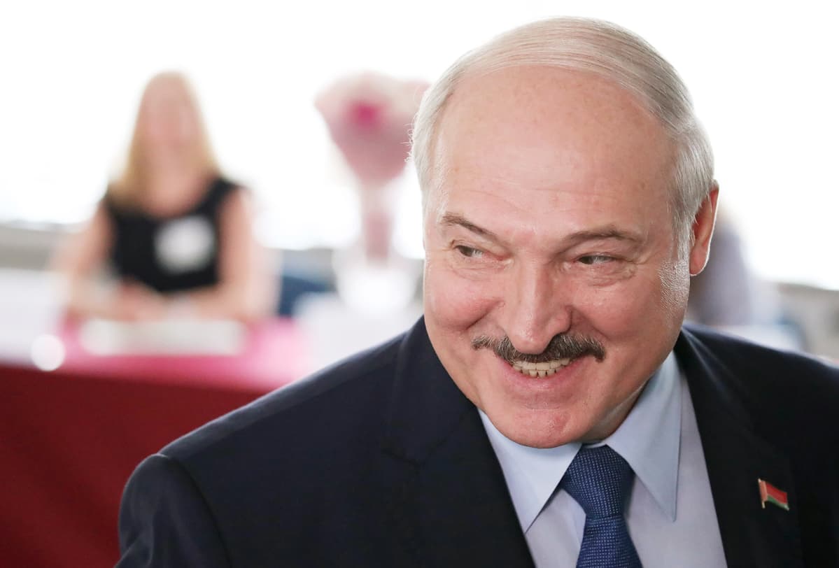 Lukašenka hymyilee maireasti