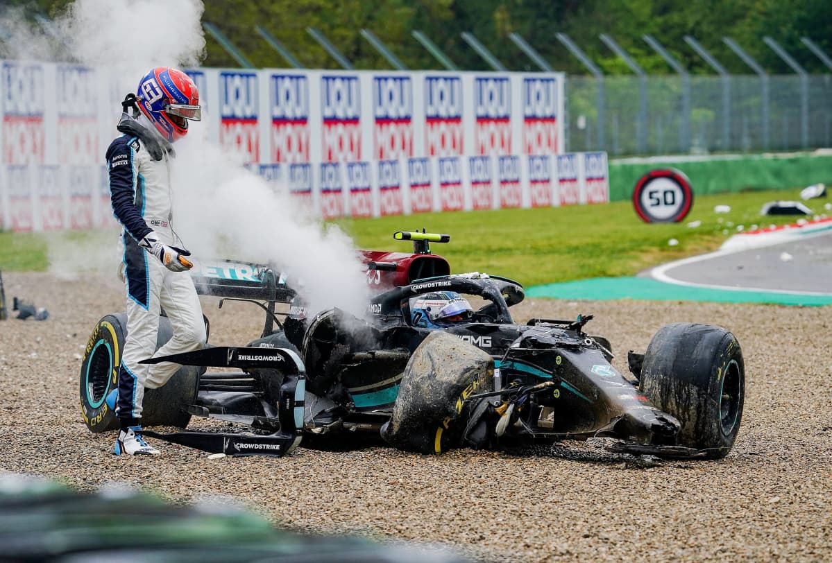 George Russell kävi antamassa palautetta Valtteri Bottakselle kolarin jälkeen. Bottaksen auto savuaa.