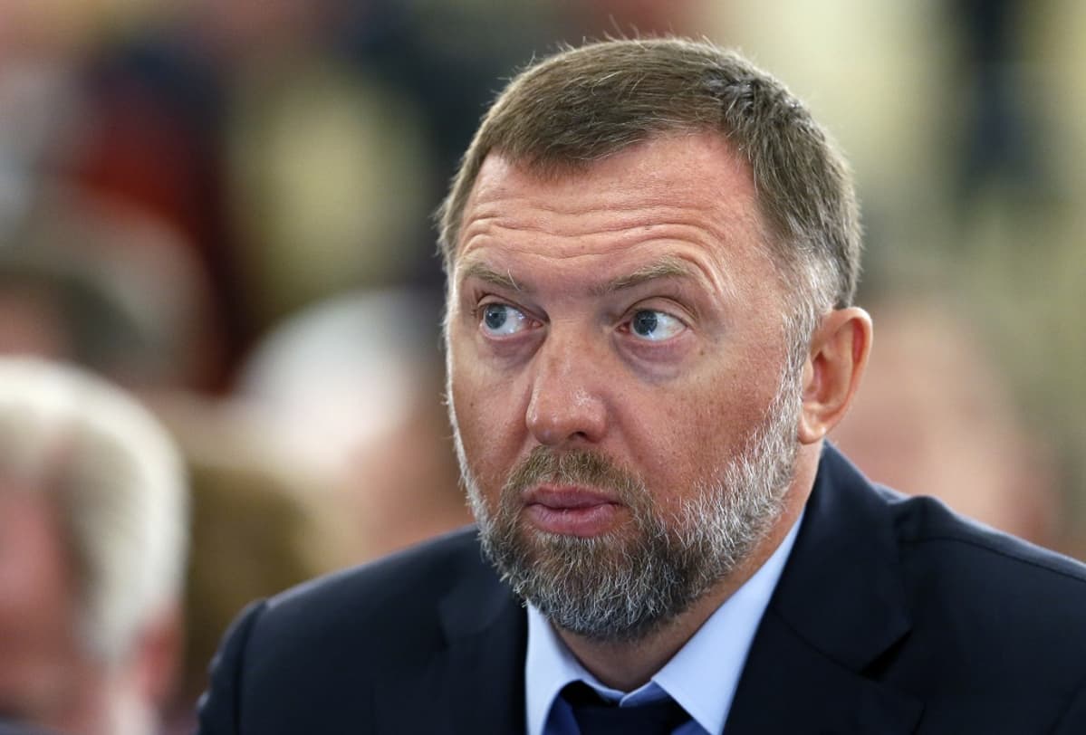 Oleg Deripaska tummassa puvussa, kasvoillaan harmaantuva parta.