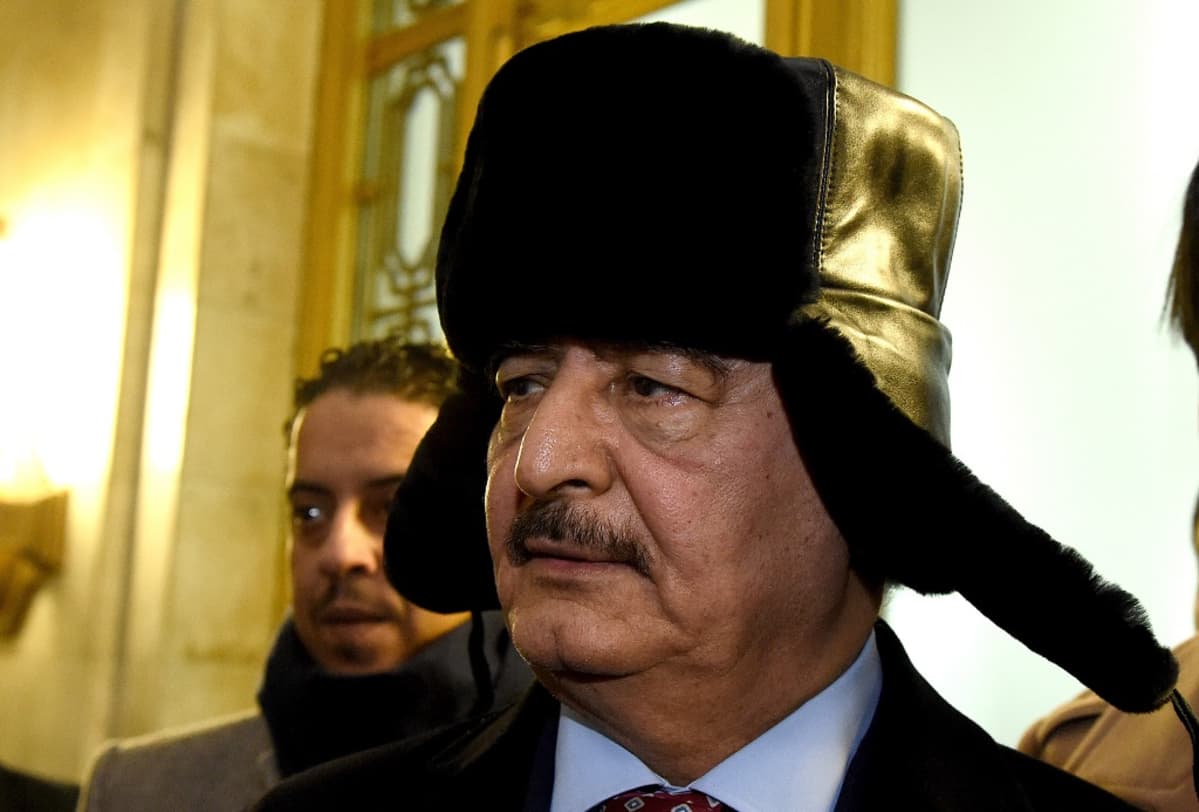 Kenraali Haftar tummassa puvussa karvalakki päässään.