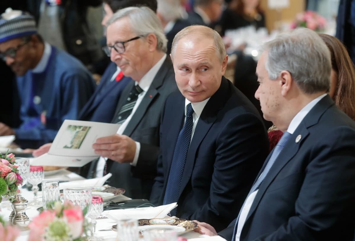 Vladimir Putin lounaalla ensimmäisen maailmansodan päättymisen muistojuhlallisuuksissa. Oikealla YK:n pääsihteeri Antonió Guterres ja vasemmalla puolella EU:n komission puheenjohtaja Jean-Claude Juncker.