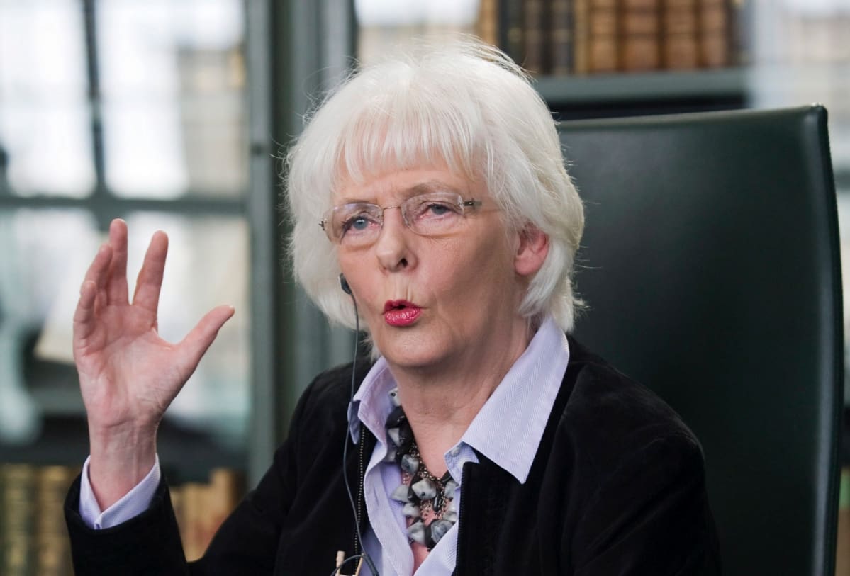 Islannin entinen pääministeri Johanna Sigurdardottir työpöytänsä ääressä.