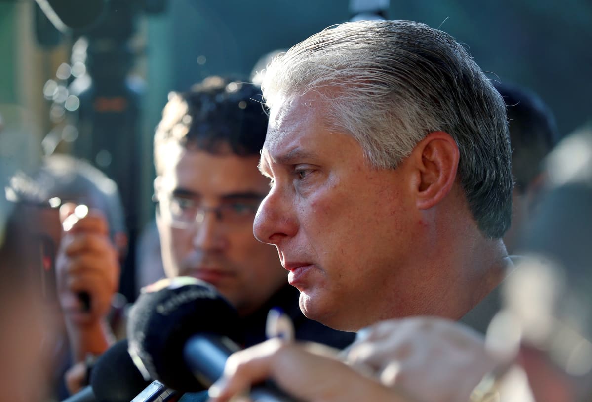 Miguel Díaz-Canel puhuu paikallisvaalien yhteydessä toimittajille