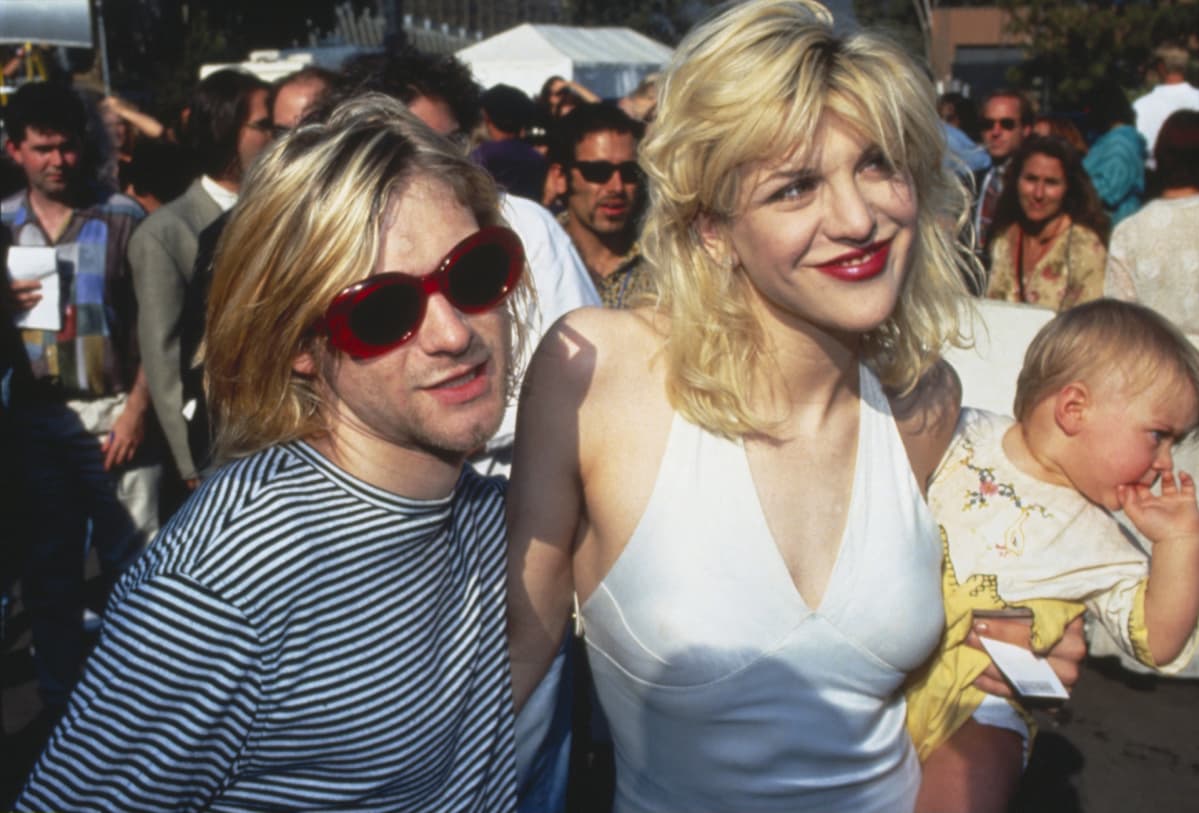 Kurt Cobain kuvattuna yhdessä Courtney Loven ja tyttärensä Frances Beanin kanssa vuonna 1993.