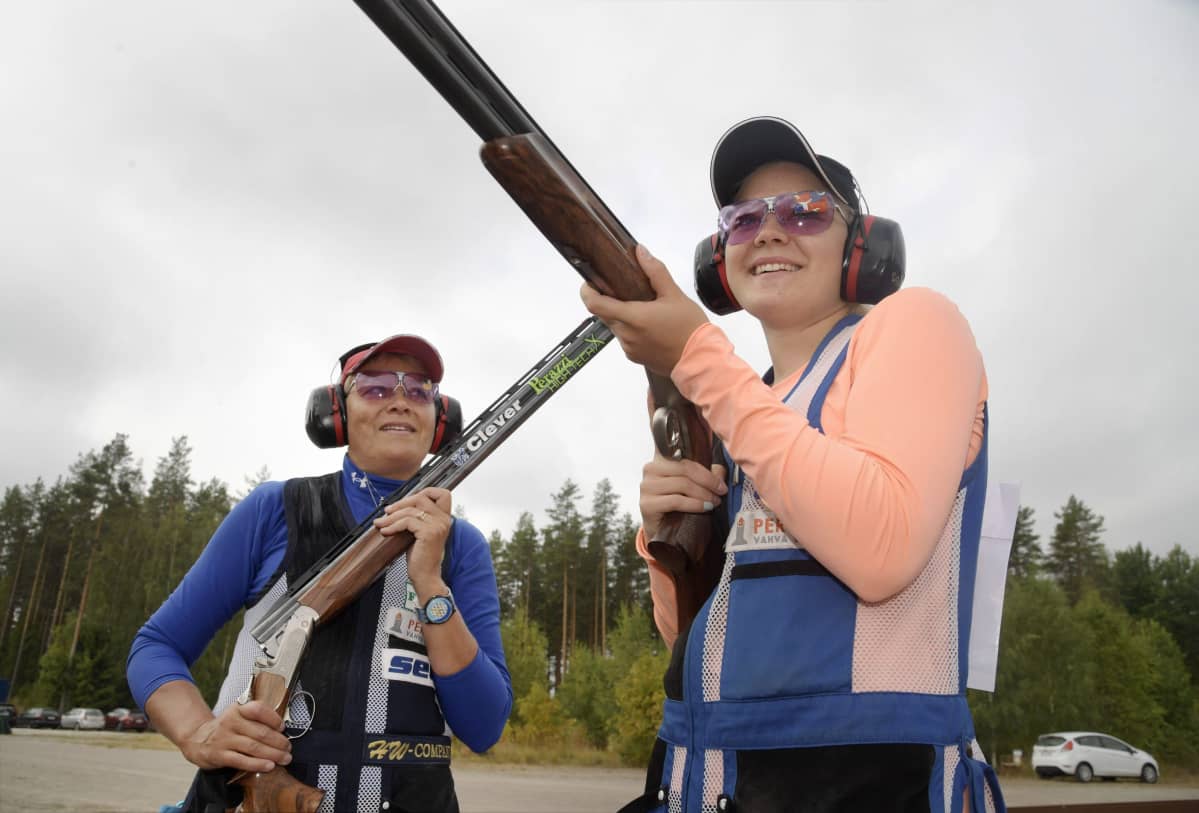 Satu Mäkelä-Nummela (vas.) ja tytär Sara Nummela STT:n haastattelussa Hollolassa 8. elokuuta 2019. Lahden Ampumaseura ja Suomen Ampumaurheiluliitto järjestävät haulikkolajien maailmancupin osakilpailun 13.-23.8 Hollolan Hälvälässä. Mäkelä-Nummela ja Nummela kilpailevat kisoissa haulikon trap-ammunnassa.