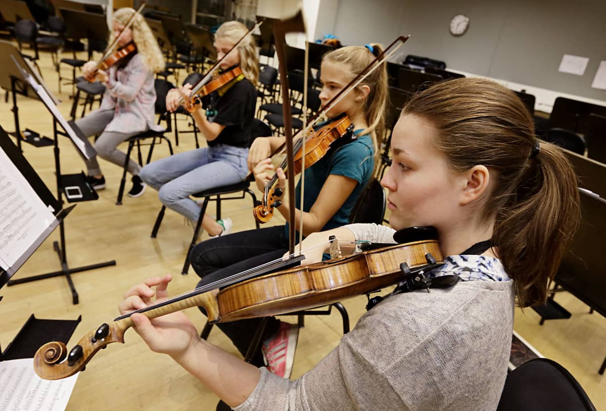 Liina Tamminen (edessä) on Mestarien messissä -orkesteriperiodin toinen konserttimestari.
