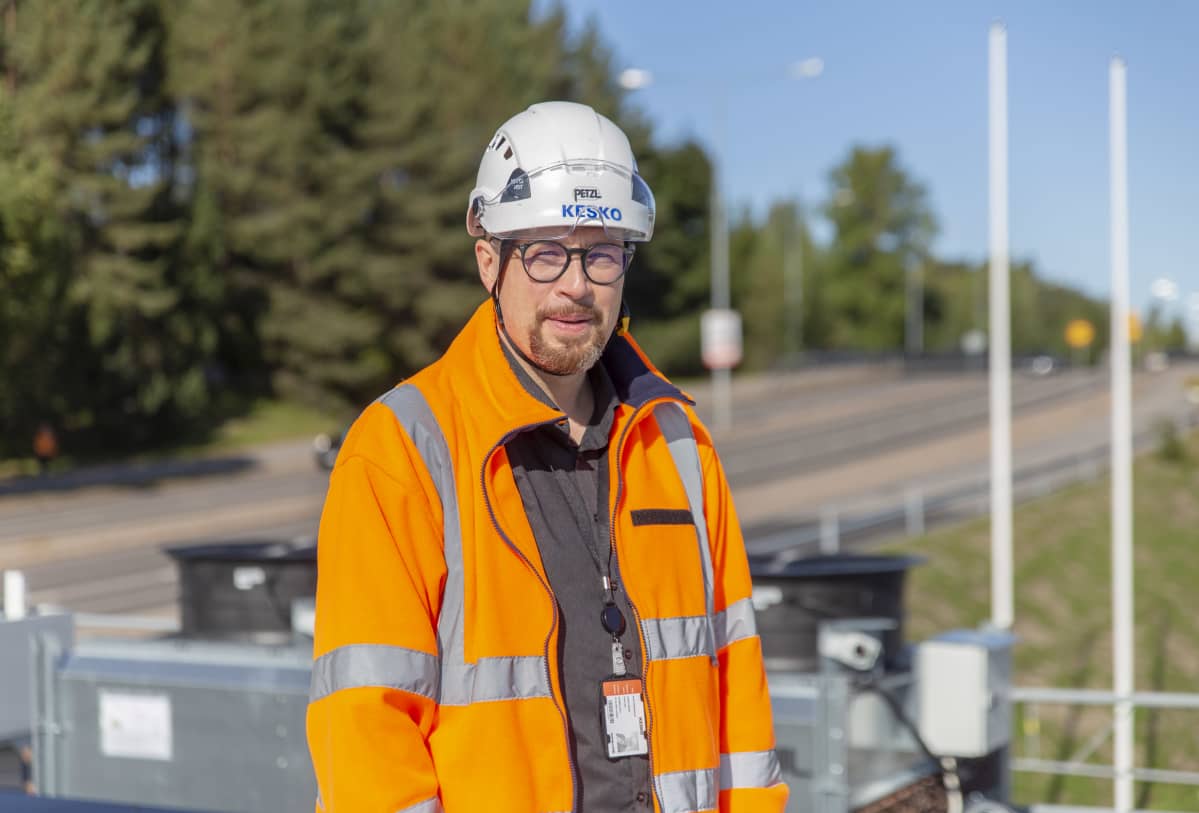 Keskon talotekniikkapäällikkö Antti Kokkonen seisoo Lahteen rakenteilla olevan marketin katolla ja katsoo kameraan.