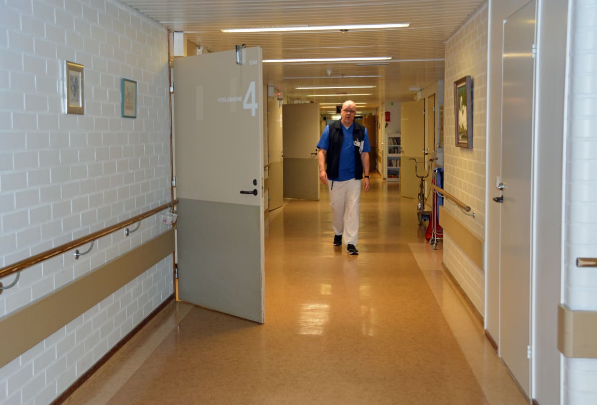Osastonhoitaja Tapio Hakala kävelee käytävällä.