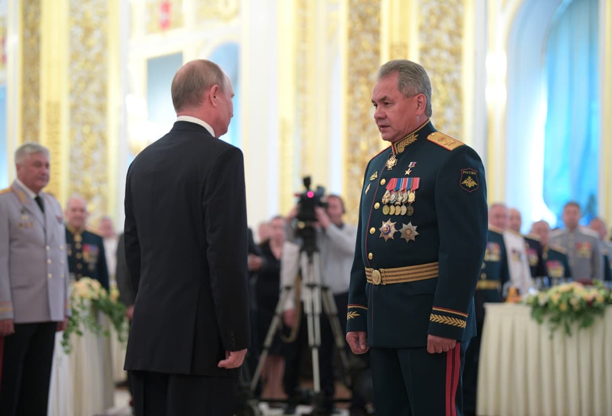 Venäjän presidentti Vladimir Putin (vas.) ja Venäjän puolustusministeri Sergei Shoigu juhlavastaanotolla.