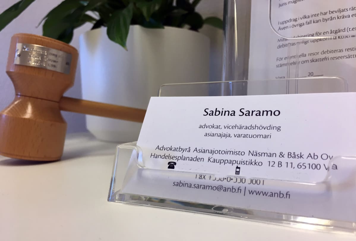 Sabina Saramon käyntikortteja pöydällä
