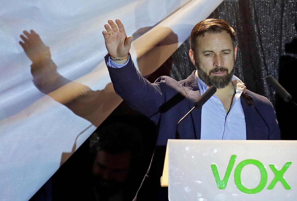 Oikeistopopulistisen VOX-puolueen johtaja Santiago Abasca tapasi kannattajiaan vaalihuoneistojen sulkeuduttua.