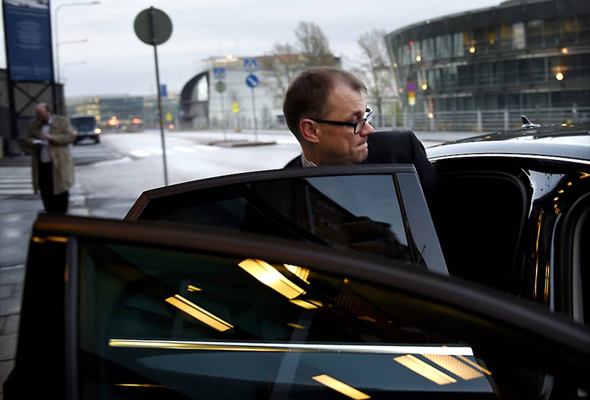 Hallitustunnustelija, keskustan puheenjohtaja Juha Sipilä nousee autoon kommentoituaan yhteiskuntasopimuksen kariutumista eduskunnan väistötilan Sibelius-Akatemian edessä Helsingissä keskiviikkoiltana 5. toukokuuta.