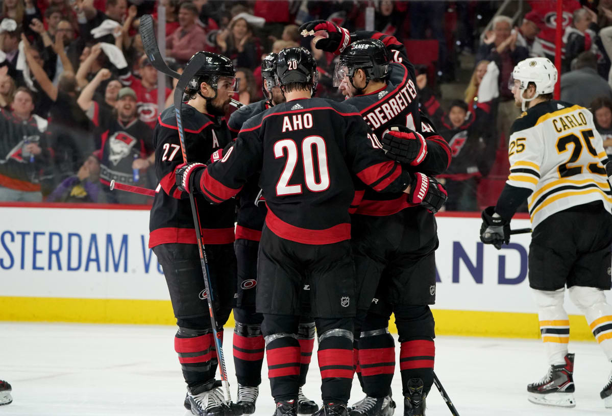 Carolina juhlii maalia, Sebastian Aho keskellä.