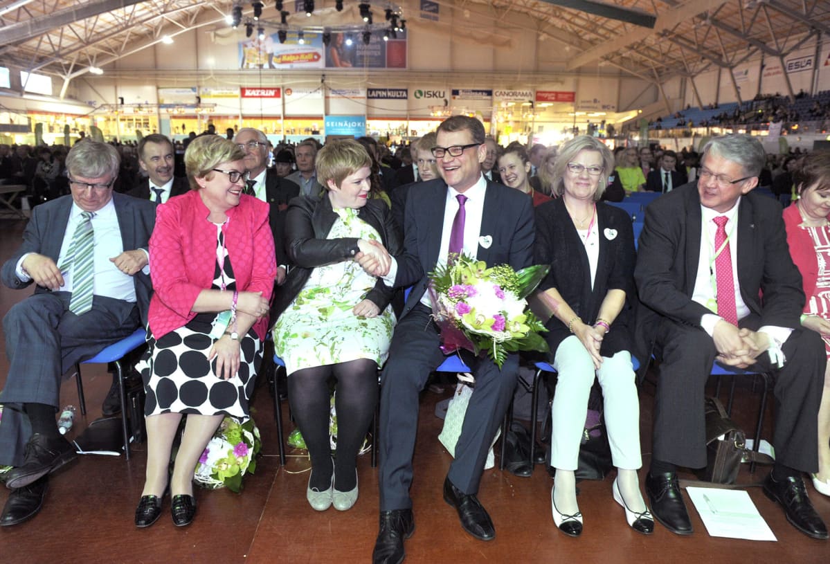 Timo Laaninen, väistyvät varapuheenjohtajat Anu Vehviläinen ja Annika Saarikko, puheenjohtaja, pääministeri Juha Sipilä, Sipilän vaimo Minna-Maaria Sipilä ja varapuheenjohtaja Juha Rehula.