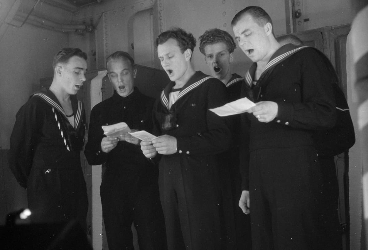 Joulunviettoa panssarilaiva Väinämöisellä vuonna 1942. SA-kuvat.