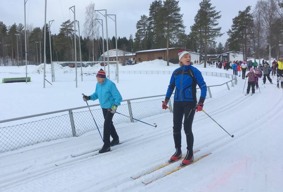 Siiri Rantanen ja Marja-Liisa Kirvesniemi opastivat nuoria hiihdon saloihin Juvalla.