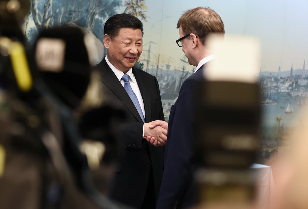 Kiinassakin Sipilä kävi. Tässä Kiinan presidentti Xi Jinping ja pääministeri Juha Sipilä kuitenkin kotikulmilla Helsingin Kalastajatorpalla. Suomalaisten yritysten vienti maailmalla on lähellä entisen yrittäjän sydäntä.