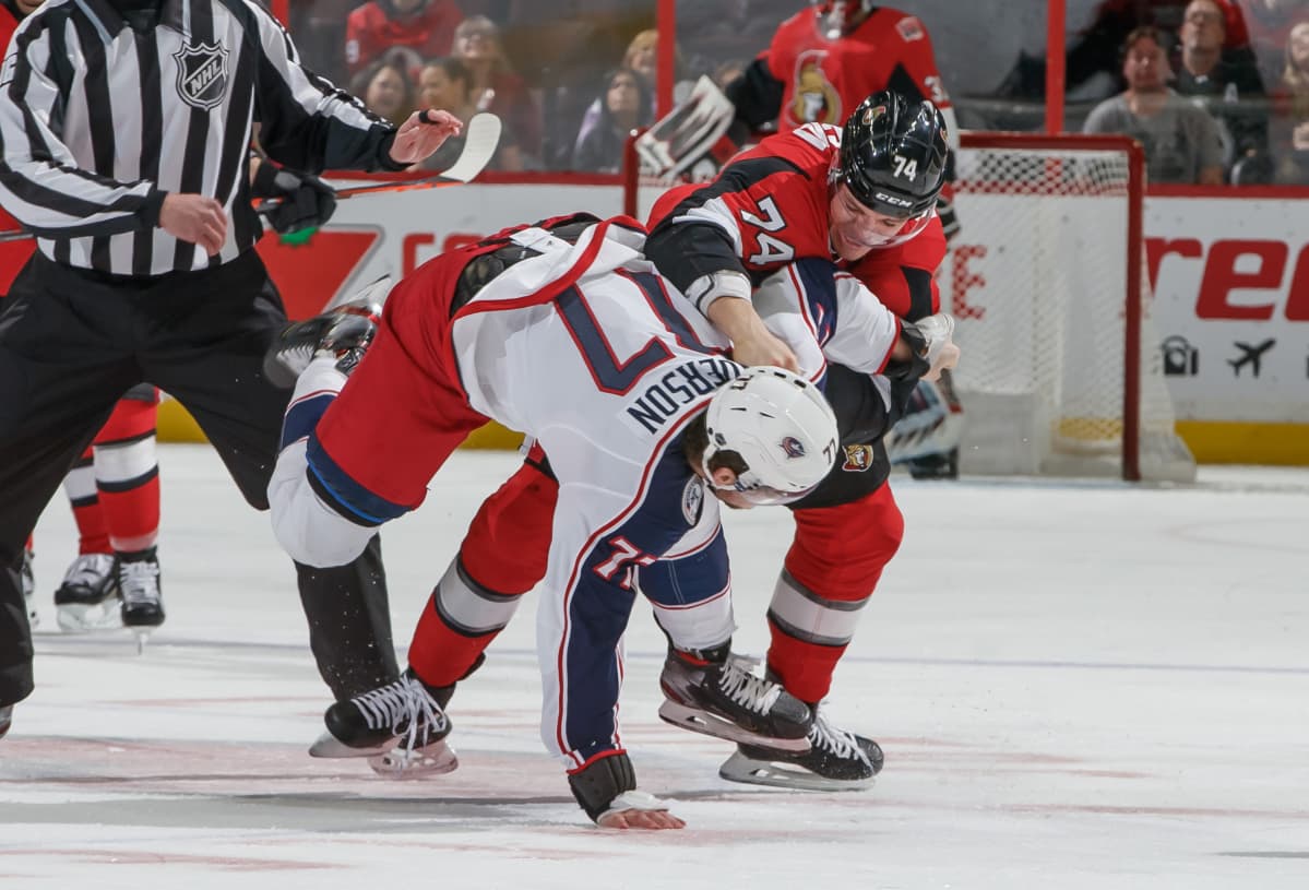 Ottawan Mark Borowiecki tappelee Columbuksen Josh Andersonin kanssa.