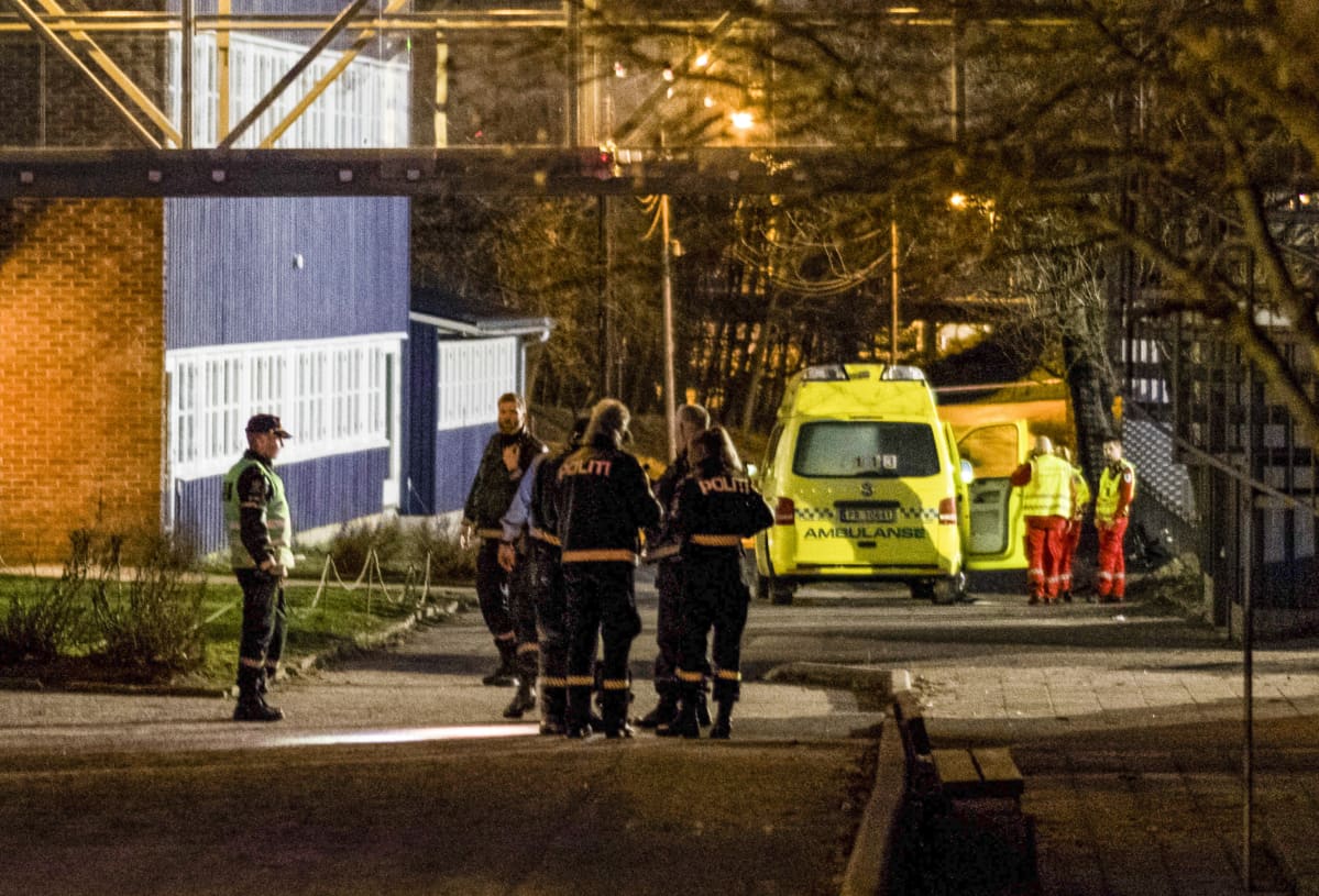 Poliiseja ja ensihoitajia rikospaikalla.
