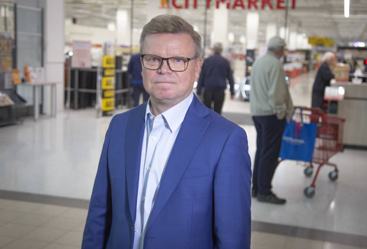 Citymarket-ketjun johtaja Ari Sääksmäki kauppakeskus Jumbossa.