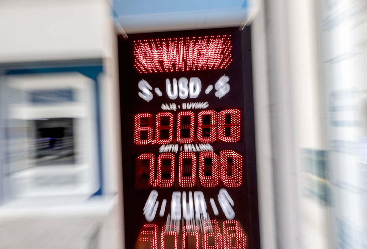 Valuutanvaihtotoimiston taulu näyttää liiran kurssin Istanbulissa
